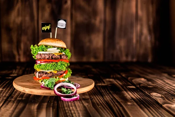 Hamburguesa Sobre Mesa Madera Primer Plano Casa Hizo Hamburguesa Grande — Foto de Stock