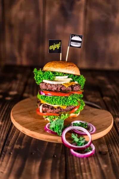 Burger Houten Tafel Een Close Van Thuis Gemaakte Grote Hamburger — Stockfoto