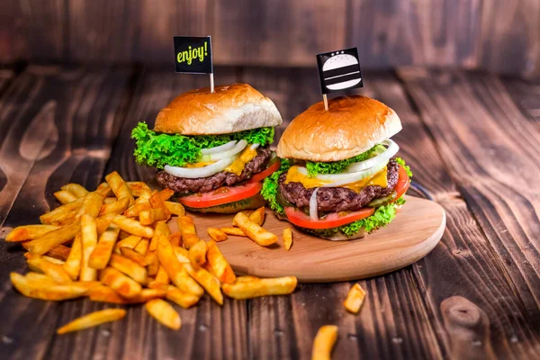 Burger Houten Tafel Een Close Van Thuis Gemaakte Grote Hamburger — Stockfoto