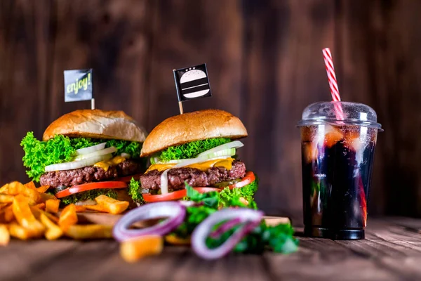 Burger Houten Tafel Een Close Van Thuis Gemaakte Grote Hamburger — Stockfoto