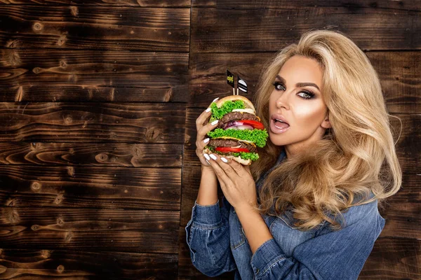 Mujer Sostener Gran Barbacoa Hamburguesa Sándwich Con Boca Hambrienta Feliz — Foto de Stock