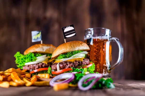 Burger Auf Holztisch Großaufnahme Von Hausgemachtem Big Burger Holztisch Vorhanden — Stockfoto