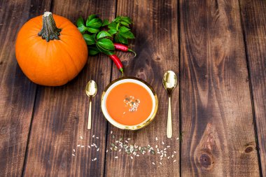 Vejetaryen sonbahar balkabağı kremalı çorba ve tohum. Sonbahar yemekleri konsepti.