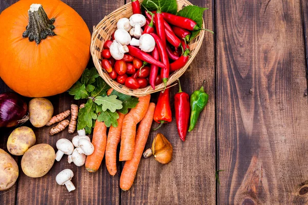 Comida Ecológica Cosecha Verduras Frescas Verduras Otoño Sobre Una Mesa — Foto de Stock