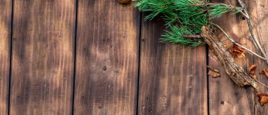 Sonbahar kış arkaplanı. Tahta masada sonbahar yaprakları. Üst görünüm kopyalama alanı. Flatlay, sonbahar arkaplanı.