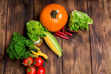 Ahşap arka planda taze çiğ sebzeler kopyalama alanı