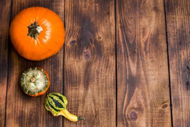 Ahşap arka planda taze çiğ balkabağı kopyalama alanı