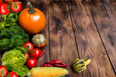 Ahşap arka planda taze çiğ sebzeler kopyalama alanı