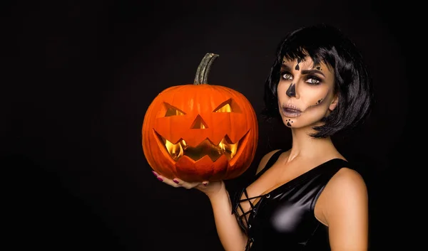 Femme Brune Sexy Dans Maquillage Lingerie Halloween Tient Une Citrouille — Photo