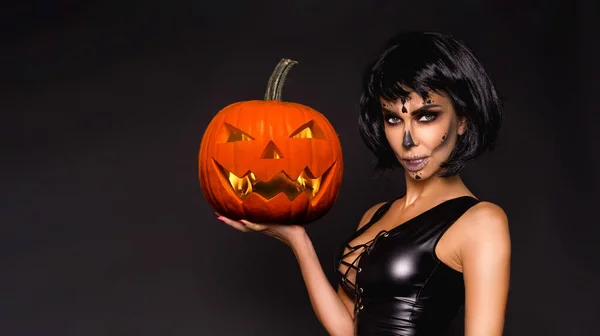 Sexy Morena Maquillaje Lencería Halloween Sostiene Una Calabaza Sobre Fondo — Foto de Stock