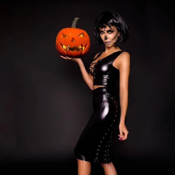 Femme Brune Sexy Dans Maquillage Lingerie Halloween Tient Une Citrouille — Photo