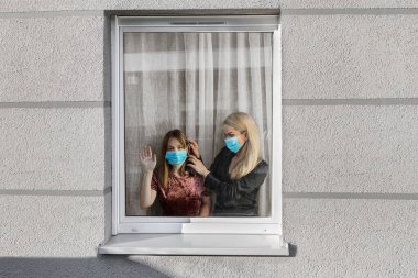 Coronavirus. Ailesi virüs koruması için maske kullanıyor. Anne ve kızı karantina salgını için evde kalıyor Wuhan Coronavirus, Covid 19
