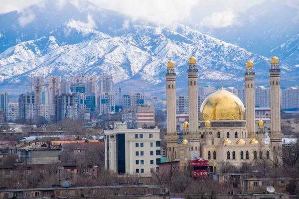 Almat şehrinde dağların önünde altın kubbeli modern cami, Kazakistan 