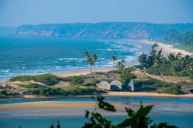 Goa kıyı şeridinin gündüz Hindistan 'daki hava manzarası. 