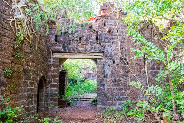 Goa bölgesini gezmek, Hindistan 'ı gezmek, antik sarayın kalıntıları.