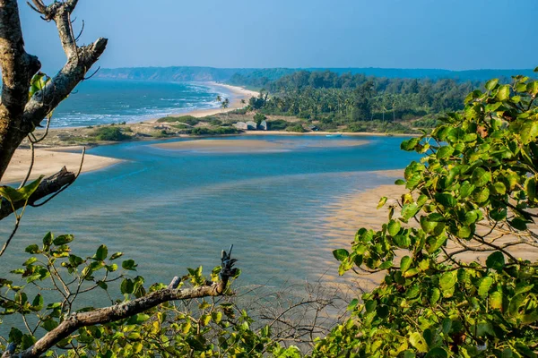 Goa kıyı şeridinin gündüz Hindistan 'daki hava manzarası. 