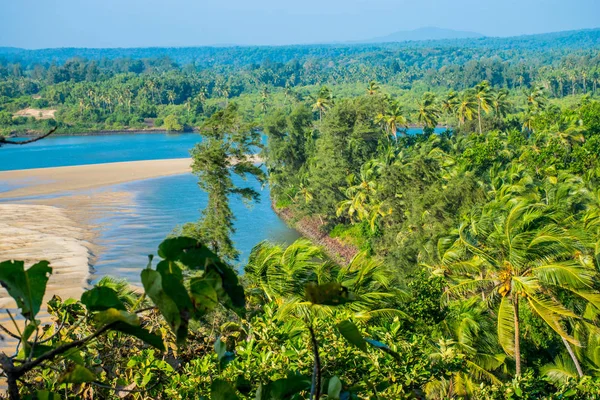 Goa kıyı şeridinin gündüz Hindistan 'daki hava manzarası. 
