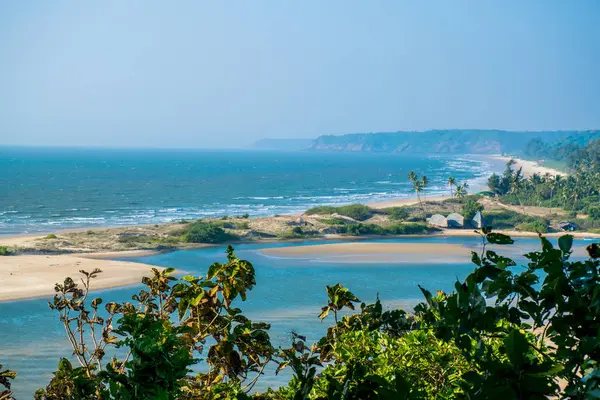 Goa kıyı şeridinin gündüz Hindistan 'daki hava manzarası. 