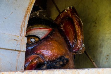 Hindistan 'ın Maharashtra ormanındaki Hindu tapınağı. Çevirisi 