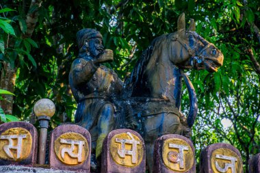 Hindistan 'ın Maharashtra ormanındaki Hindu tapınağı. Çevirisi 