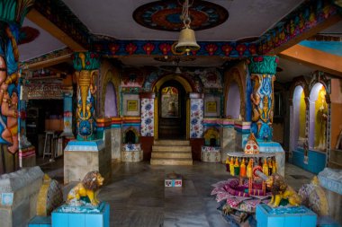 Hindistan 'ın Maharashtra ormanındaki Hindu tapınağı. Çevirisi 