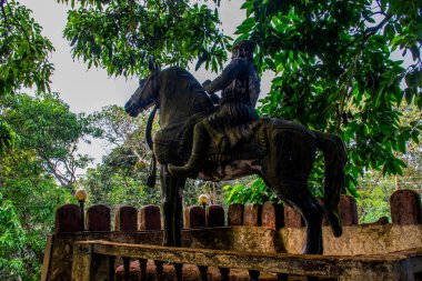 Hindistan 'ın Maharashtra ormanındaki Hindu tapınağı. Çevirisi 