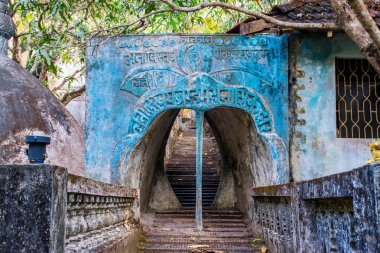 Hindistan 'ın Maharashtra ormanındaki Hindu tapınağı. Çevirisi 