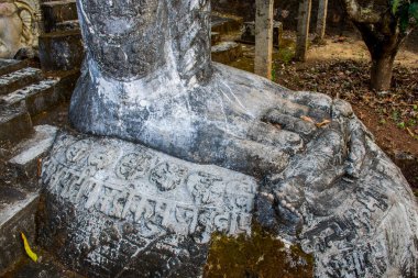 Hindistan 'ın Maharashtra ormanındaki Hindu tapınağı. Çevirisi 