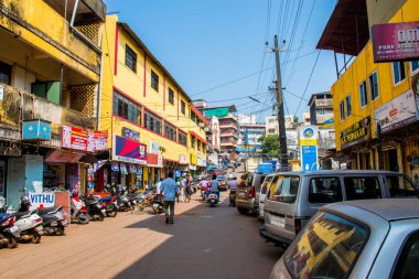 Goa, Hindistan - Aralık 2017: Kuzey Goa'daki Mapusa'daki geleneksel renkli Hint pazarı. Taze Hint sosisleri.