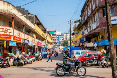 Goa, Hindistan - Aralık 2017: Kuzey Goa'daki Mapusa'daki geleneksel renkli Hint pazarı. Taze Hint sosisleri.