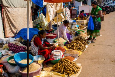 Goa, Hindistan - Aralık 2017: Kuzey Goa'daki Mapusa'daki geleneksel renkli Hint pazarı. Taze Hint sosisleri.