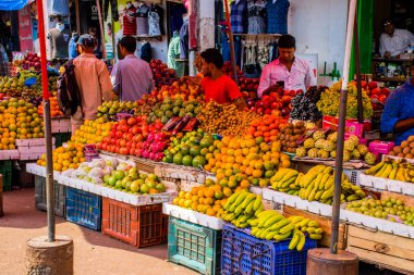 Goa, Hindistan - Aralık 2017: Kuzey Goa'daki Mapusa'daki geleneksel renkli Hint pazarı. Taze Hint sosisleri.