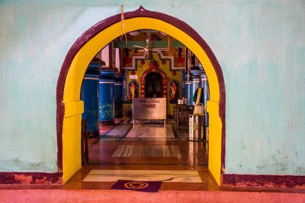 Hindistan 'ın Maharashtra ormanındaki Hindu tapınağı. Çevirisi 