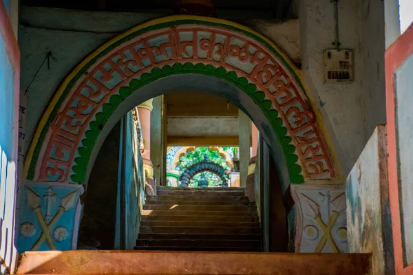 Hindistan 'ın Maharashtra ormanındaki Hindu tapınağı. Çevirisi 