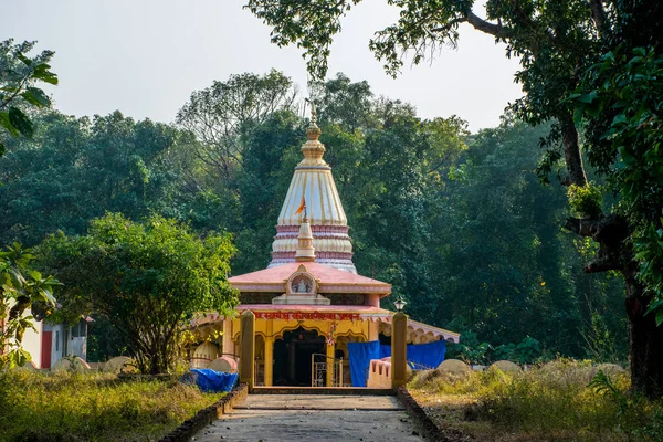 Hindistan 'ın Maharashtra ormanındaki Hindu tapınağı. Çevirisi 