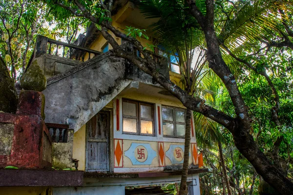 Hindistan 'ın Maharashtra ormanındaki Hindu tapınağı. Çevirisi 