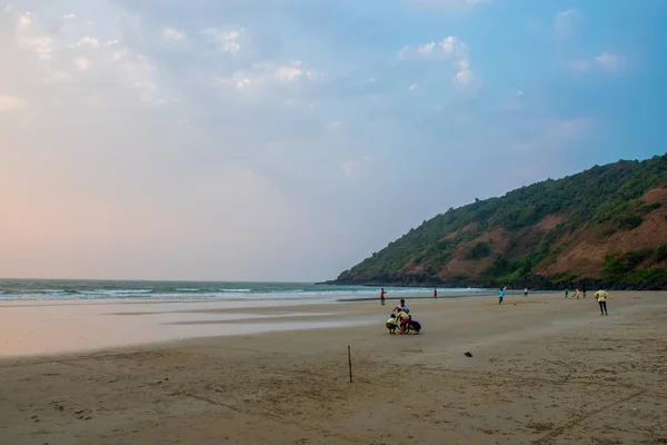 Widok Ludzi Spacerujących Nad Brzegiem Morza Goa Indie — Zdjęcie stockowe