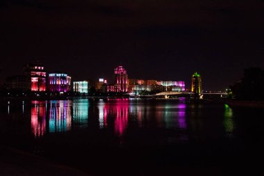 Tatil sırasında Astana şehrinden geçerek, Kazakistan   