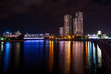 Tatil sırasında Astana şehrinden geçerek, Kazakistan   