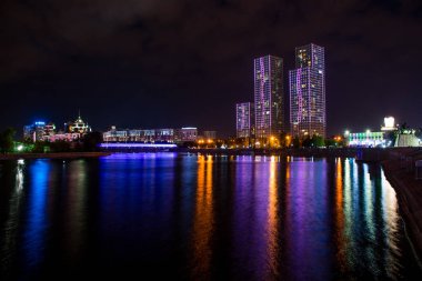 Tatil sırasında Astana şehrinden geçerek, Kazakistan   