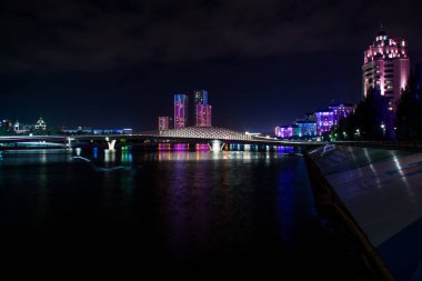 Tatil sırasında Astana şehrinden geçerek, Kazakistan   