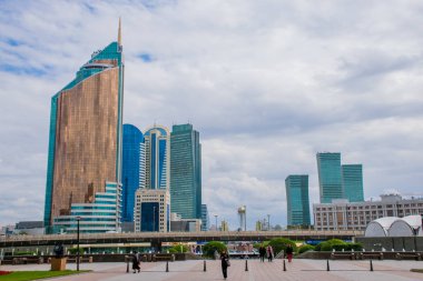 Tatil sırasında Astana şehrinden geçerek, Kazakistan   