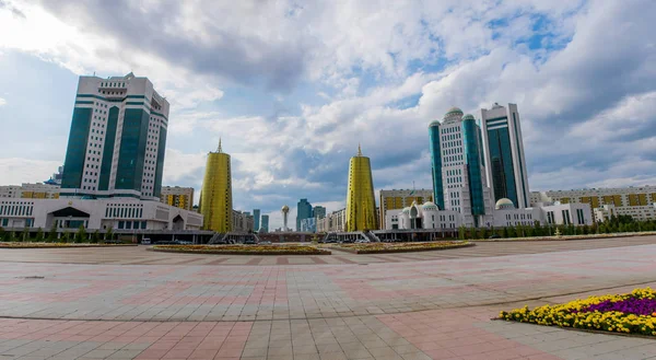 Tatil sırasında Astana şehrinden geçerek, Kazakistan   