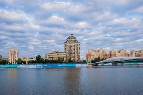 Tatil sırasında Astana şehrinden geçerek, Kazakistan   