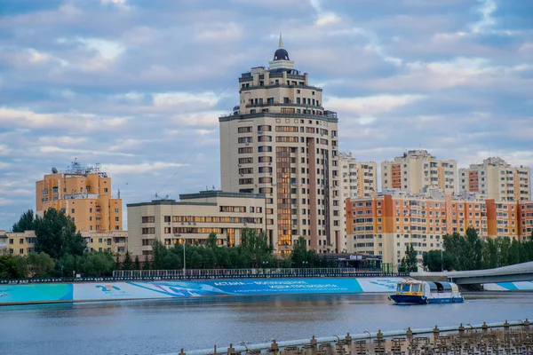 Tatil sırasında Astana şehrinden geçerek, Kazakistan   