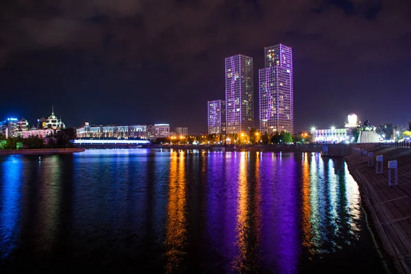 Tatil sırasında Astana şehrinden geçerek, Kazakistan   