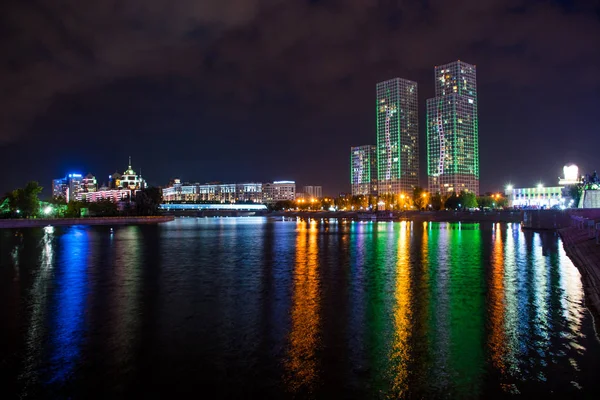 Tatil sırasında Astana şehrinden geçerek, Kazakistan   