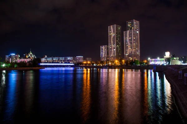 Tatil sırasında Astana şehrinden geçerek, Kazakistan   