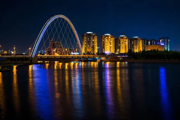 Tatil sırasında Astana şehrinden geçerek, Kazakistan   