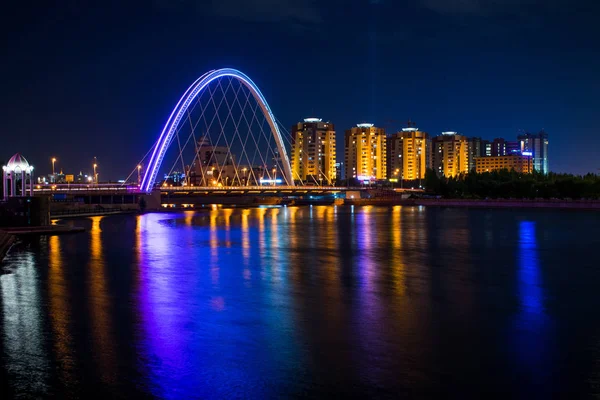 Tatil sırasında Astana şehrinden geçerek, Kazakistan   